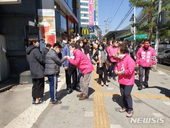 [수원=뉴시스] 이병희 기자 = 정미경(경기 수원을·미래통합당) 후보와 유승민 의원이 선거운동 시작 뒤 첫 주말인 4일 성균관대학교 인근에서 시민들에게 지지를 호소하고 있다. 2020.04.04. heee9405@naver.com