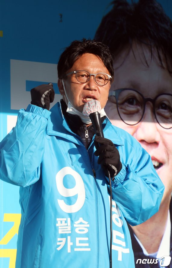 민병두 무소속 동대문구을 후보가 4일 서울 동대문구 전농동사거리에서 지지를 호소하고 있다. /사진=뉴스1