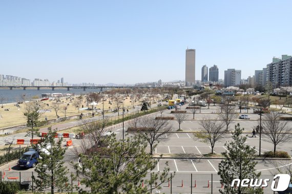 4일 오후 코로나19 확산 방지를 위해 폐쇄된 서울 영등포구 여의도한강공원 주차장이 한산한 풍경이다. /뉴스1