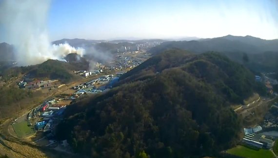 청명인 4일 경기 남양주시 진접읍 부평리 야산에서 발생한 산불.