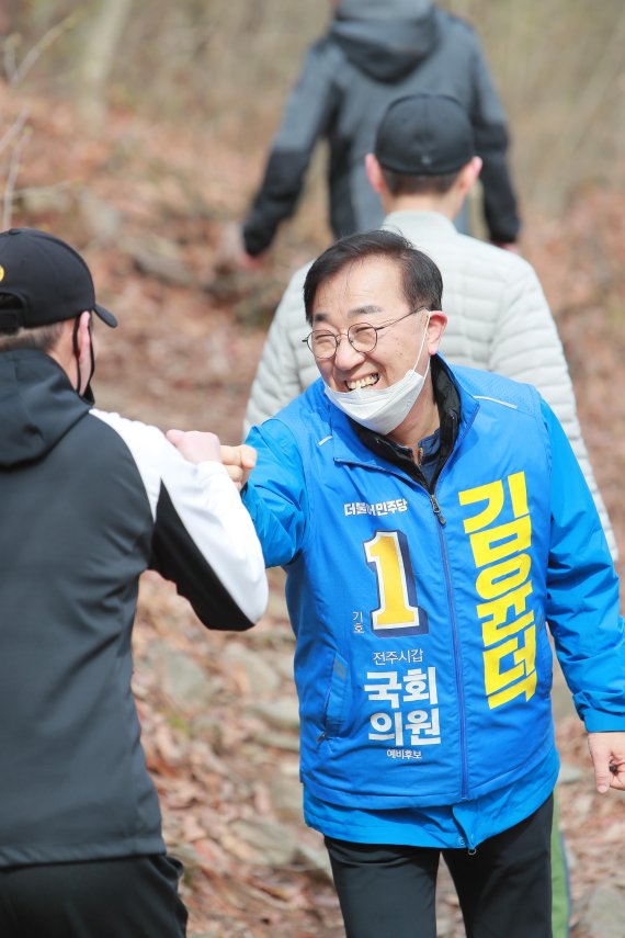 김윤덕 후보가 유권자와 인사하고 있다. 사진=김윤덕 선대위제공