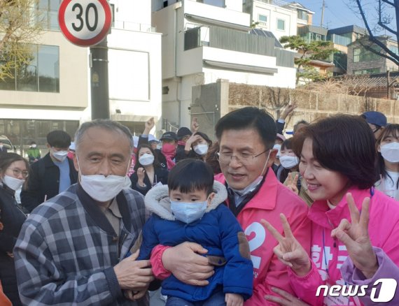 서울 종로에 출마하는 황교안 미래통합당 대표와 아내 최지영씨가 삼청동에서 시민과 사진을 찍고 있다. © 뉴스1
