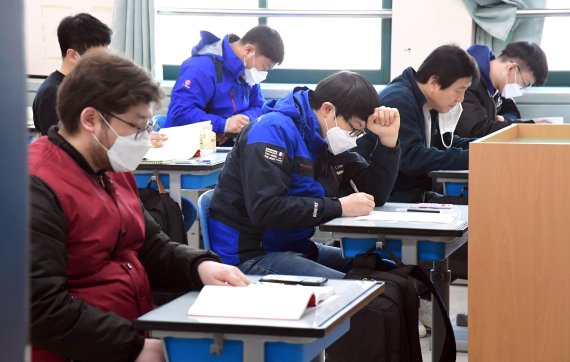 국가기술자격 시험이 열린 지난 4월 5일 서울 용산공업고등학교에서 수험생들이 마스크를 쓴 채 시험 시작을 기다리고 있다. 일부 학교 관계자는 국가시험도 대면으로 진행되는 상황에서 대학 기말고사도 대면으로 치르는 게 합당하다고 주장한다. 사진=박범준 기자