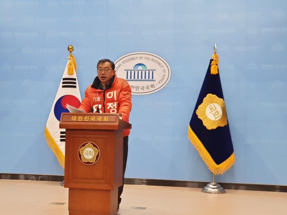 서울 영등포을에 출마한 이정현 무소속 후보가 5일 국회 소통관에서 후보 단일화에 대한 입장을 발표하고 있다./사진=이진석 기자