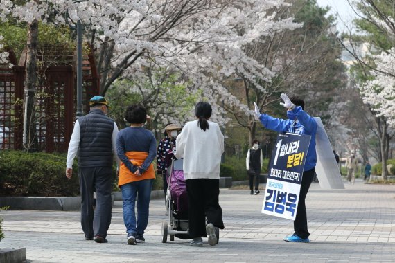 성남 분당을에 출마한 김병욱 더불어민주당 후보가 공원에서 시민들에게 지지를 호소하고 있다./사진=김병욱 의원실