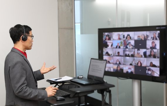 권영선 KAIST 교육원장이 지난 3일 대전 유성구 중·고교 교사들에게 실시간 쌍방향 화상프로그램을 온라인 수업에 활용하는 방법에 대한 특강을 하고 있다. KAIST 제공