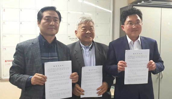 서울 구로을에서 단일화에 합의했던 미래통합당 김용태 후보(오른쪽)와 무소속 강요식 후보(왼쪽)가 5일 합의를 철회했다. 뉴스1