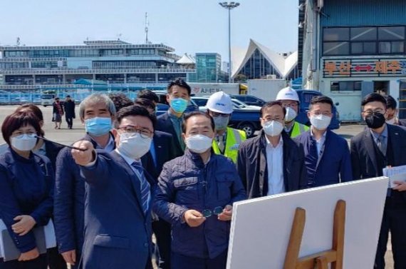 지난 2일 부산항 북항재개발사업 현장을 직접 찾은 오거돈 부산시장(왼쪽 네번째)이 남기찬 부산항만공사 사장(왼쪽 두번째) 등과 함께 정성기 해양수산부 북항통합개발추진단장(왼쪽 세번째)으로부터 추진 현황을 보고받고 있다. 부산시 제공