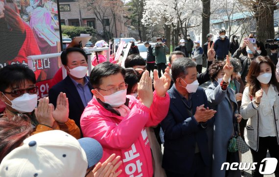 황교안 미래통합당 종로구 후보가 5일 서울 종로구 평창동에서 지지자들과 박수를 치고 있다. 2020.4.5/뉴스1 © News1 김명섭 기자