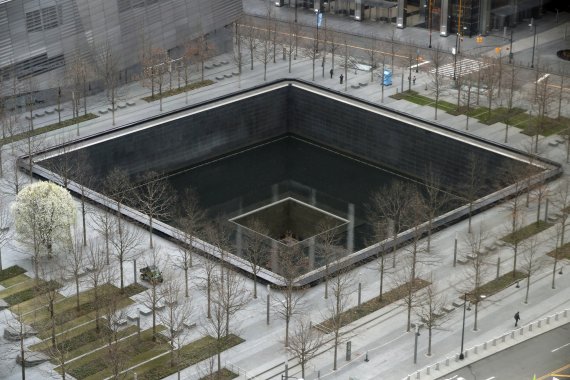5일(현지시간) 미국 뉴욕시 9.11 기념공원이 코로나19로 인한 봉쇄 조치로 텅 비어 있다.AP뉴시스