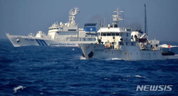 일본 순시선이 중일 간 영유권 분쟁을 벌이는 센카쿠 열도 주변 해역에서 중국 해경선과 대치하고 있다.