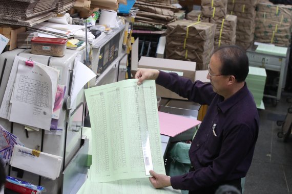 21대 국회의원 선거를 9일 앞둔 6일 오후 서울 수표로 한 인쇄소에서 투표용지가 인쇄되고 있다. 21대 국회의원선거는 15일 일제히 치러진다. 사진=서동일 기자