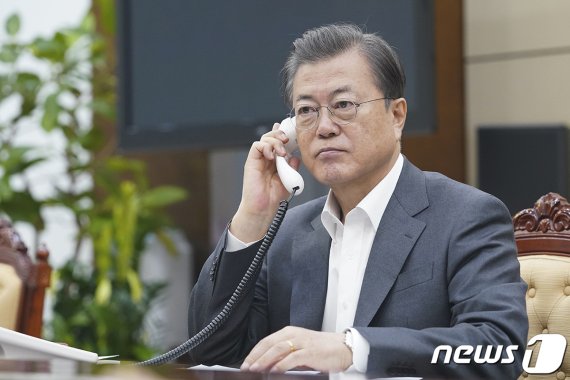 文대통령, 또 '코로나 통화'...페루 대통령 "진단키트 요청"