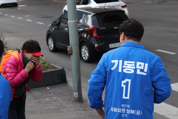 고 권대희씨 어머니 이나금씨가 수술실CCTV 설치 입법과 관련해 20대 국회 보건복지위 여당 간사인 기동민 의원실에 면담을 요청했으나 답을 받지 못했다고 주장했다. 기 의원은 21대 국회의원으로 당선돼 향후에도 보건복지위에서 주요한 역할을 맡을 것으로 전망된다. fnDB