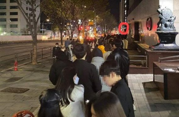 지난 5일 새벽 서울 강남구의 한 클럽 앞에 20대로 보이는 청년들이 클럽에 입장하기 위해 줄지어 서 있다. 인터넷커뮤니티 캡처