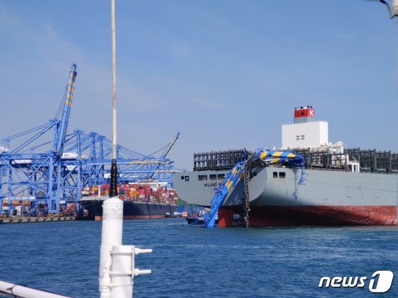 6일 오후 2시50분쯤 부산신항 북항 컨테이너부두 8번석에 입항 중이던 컨테이너 선박 A호(15만706톤)가 육상에 있던 크레인과 충돌하는 사고가 발생했다. 사진은 사고 선박의 모습(남해지방해양경찰청 제공)© 뉴스1