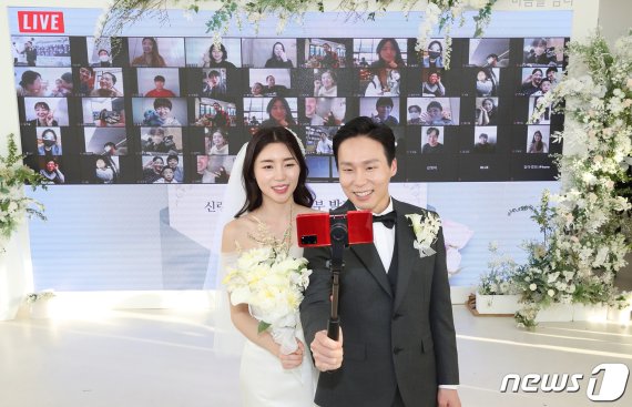 KT는 단절된 사회 연결을 위한 비대면 소통 사례로 온라인 라이브 결혼식을 진행했다고 5일 밝혔다. 대구 지역에 친지를 둔 한 예비부부가 4일 강남구 소재 예식장에서 온라인으로 하객을 초대해 ‘유튜브 라이브 결혼식’을 진행하고 있다. (KT 제공) 2020.4.5/뉴스1