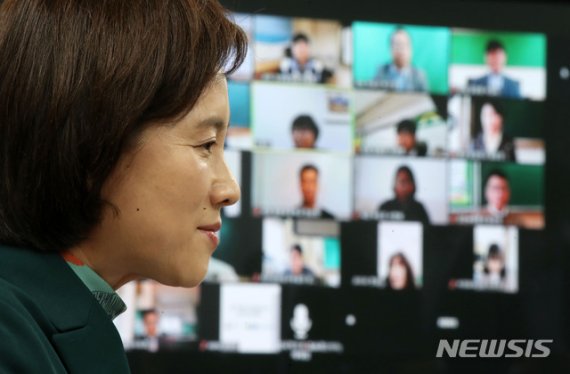 [서울=뉴시스] 고범준 기자 = 유은혜 사회부총리 겸 교육부 장관이 6일 오전 서울 영등포구 교육시설공제회관에서 열린 1만 커뮤니티 온라인 임명식에서 대표 교원들을 바라보고 있다. 2020.04.06. bjko@newsis.com