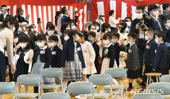 [삿포로=AP/뉴시스]지난 6일 일본 삿포로의 한 초등학교에서 신종 코로나바이러스 감염증(코로나19) 확산 예방을 위해 마스크를 쓴 신입생들이 입학식에 참석하고 있다. 아베 신조 총리는 코로나19 관련 7일 도쿄도 등 7개 도도부현에 1개월 동안 '긴급 사태'를 선포할 것이라고 밝혔다. 2020.04.06.