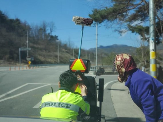 경북경찰청 소속 경찰들이 전동차에 반사지를 부착하고 있다. 사진=경북경찰청 제공