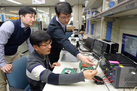 한국전자통신연구원 지능형반도체연구본부 권영수(오른쪽) 본부장과 연구팀이 인공지능 반도체 '알데바란' 칩을 테스트하고 있다. 과기정통부 제공