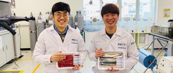 한국화학연구원 바이오화학연구센터 오동엽(왼쪽), 최세진 박사가 '콜드체인 안심 스티커'가 부착된 식료품을 들고 있다. 화학연구원 제공