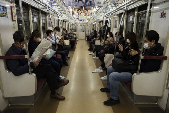 7일 오전 출근길 도쿄 지하철 모습. 평소보다 지하철이 한산하다. AP뉴시스