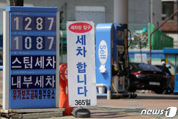 산업부, 석유수입 판매부과금 징수유예..9000억원 지원 효과 추정