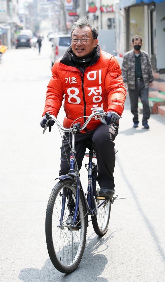4·15 총선에서 서울 영등포을에서 출사표를 던진 무소속 이정현 후보가 7일 오전 서울 영등포구 일대에서 자전거 유세를 하고 있다. 뉴시스