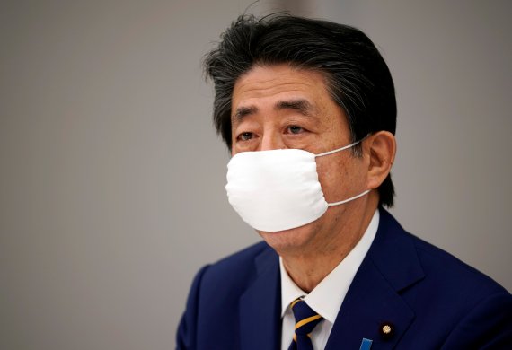 7일 긴급사태를 선언하고 있는 아베 신조 일본 총리. AP뉴시스