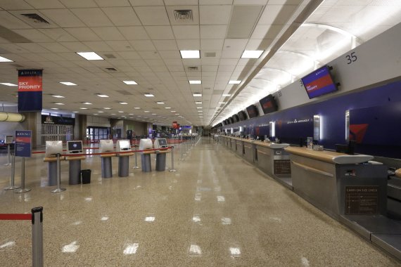 지난 4월7일(현지시간) 미국 유타주 솔트레이크시티 국제공항의 델타항공 창구가 텅 비어있다 .AP뉴시스