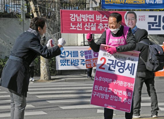 미래통합당 용산구 권영세 후보가 8일 오전 원효로 상호아파트 삼거리에서 지나가는 시민들에게 인사를 하고 있다.<div id='ad_body3' class='mbad_bottom' ></div>/사진=박범준 기자