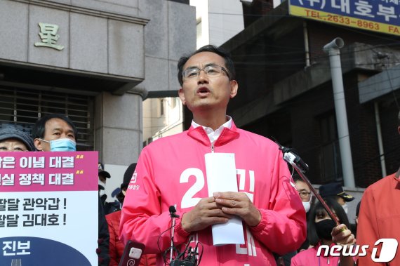 '막말 논란'으로 미래통합당 서울 관악갑 후보에서 제명이 결정된 김대호 후보가 8일 오전 서울 영등포구 미래통합당 중앙당사에서 열린 윤리위 참석에 앞서 성명을 발표하고 있다. 뉴스1