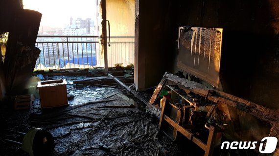 8일 새벽 4시8분께 울산 동구 전하동의 한 아파트 13층에서 불이나 거실이 검게 그을려 있다.(울산소방본부 제공) © 뉴스1