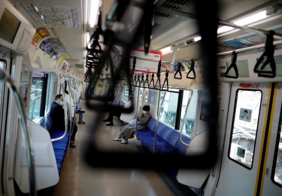 긴급사태 선언 실시 첫 날인 지난 8일 도쿄 지하철 모습. 평소보다 탑승객이 크게 줄었다. 로이터 뉴스1