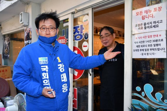 8일 서울 용산구 해방촌 오거리에서 강태웅 더불어민주당 후보(용산구)가 인근 상권을 돌며 식당들을 소개하고 있다./사진=서동일 기자