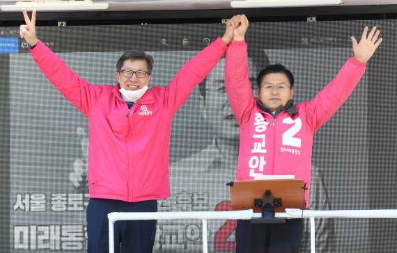 황교안 미래통합당 종로구 후보가 8일 서울 종로구 옥인길에서 박형준 선대위원장과 거리유세를 하며 지지를 호소하고 있다. 사진=박범준 기자