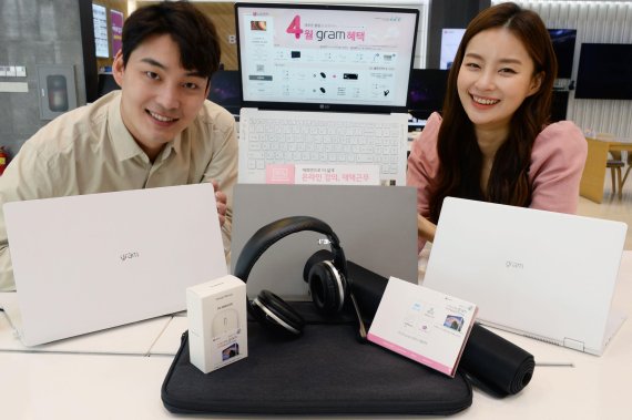 LG전자 모델들이 LG전자 베스트샵 강남본점 내 노트북 판매코너에서 LG 그램 4월 구매 혜택을 소개하고 있다.