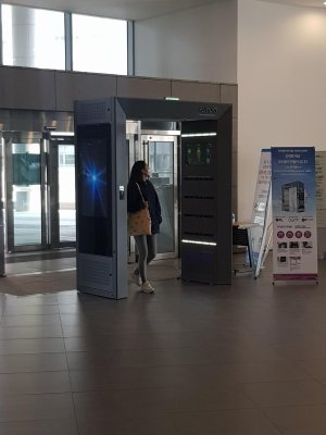 중앙대학교 학생이 중앙대 310관에 설치된 인공지능 스마트 사물인터넷 에어샤워를 지나가고 있다. 중앙대학교 제공