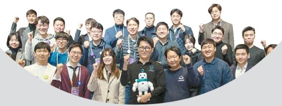 지난해 11월 서울 서초구 삼성 서울R&D캠퍼스에서 열린 'C랩 아웃사이드 데모데이'에서 1년간 삼성전자의 지원을 받은 스타트업 대표들이 파이팅을 외치고 있다. 삼성전자 제공