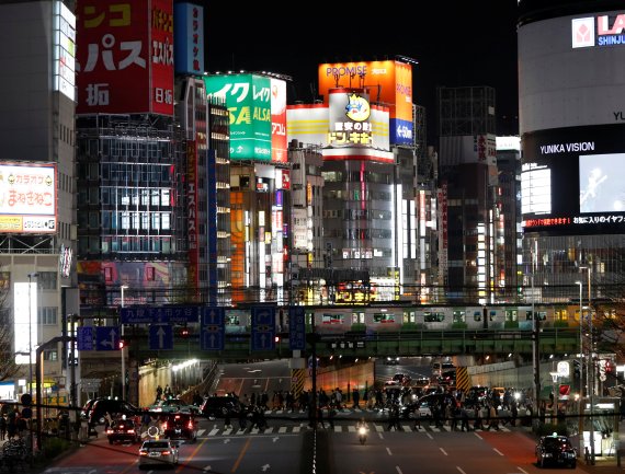 지난 4월 초 도쿄 신주쿠 밤거리 풍경. 로이터 뉴스1