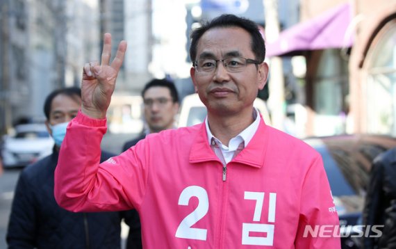'세대 비하' 등 논란으로 구설수에 올라 제명 위기에 처한 관악갑 미래통합당 김대호 후보가 당 윤리위원회가 열리는 8일 오전 서울 영등포구 미래통합당 당사 앞에서 입장을 발표하기 위해 이동하고 있다. 뉴시스