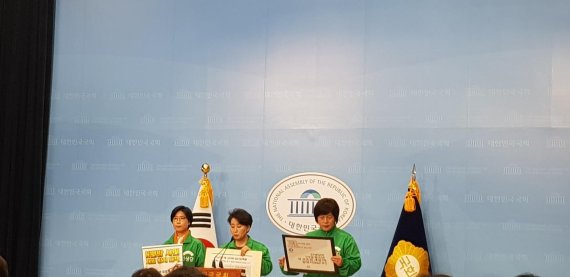 민생당 여성 비례대표 후보들(왼쪽부터 서진희, 문정선, 한성숙 후보)이 9일 국회 소통관에서 n번방 사건 관련 황교안 미래통합당 대표와 이해찬 더불어민주당 대표의 언행을 지적하는 성명서를 발표하고 있다. 사진=이용안 기자.