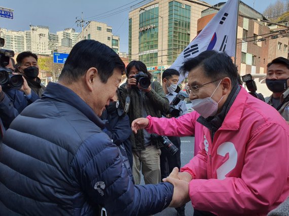 황교안 미래통합당 대표가 9일 서울 지봉로 창신3동 주민센터에서 한 유권자와 악수하고 있다. /사진=권승현 기자