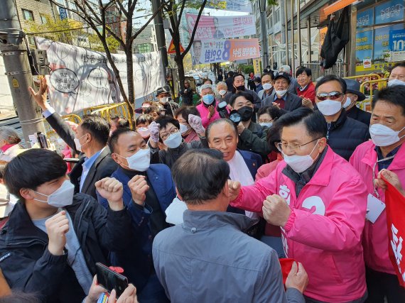 황교안 미래통합당 대표가 9일 서울 지봉로 창신3동 주민센터 앞에서 유권자들의 응원을 받고 있다.<div id='ad_body3' class='mbad_bottom' ></div> /사진=권승현 기자