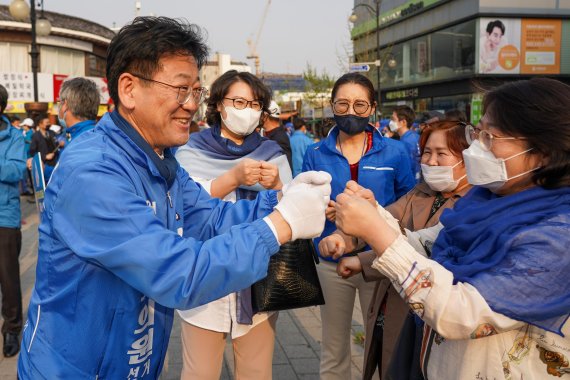 21대 총선에서 경남 김해을에 출마한 김정호 더불어민주당 후보가 유세중 만난 지지자들과 주먹인사를 나누고 있다. 김 후보는 "지역발전을 위해선 힘있는 여당 국회의원이 필요하다"고 강조했다.