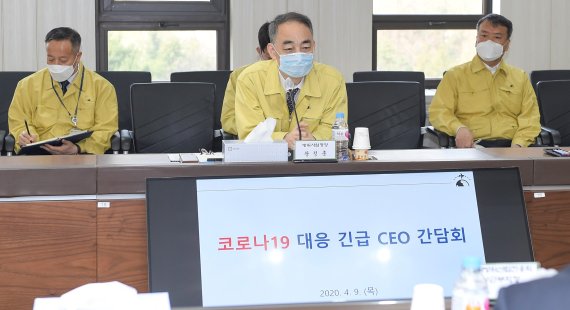 9일 방위사업청과 방산기업 CEO 간담회에서 왕정홍 방위사업청장(가운데)이 코로나19 극복을 위한 방안을 제시하고 있다. 방위사업청 제공