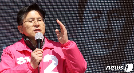 황교안 미래통합당 종로구 후보가 9일 서울 종로구 홍파동 거리유세에서 지지를 호소하고 있다. 뉴스1