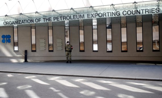 An Austrian army member stands next to the logo of the Organization of the Petroleoum Exporting Countries (OPEC) in front of OPEC's headquarters in Vienna, Austria April 9, 2020. REUTERS/Leonhard Foeger /REUTERS/뉴스1 /사진=