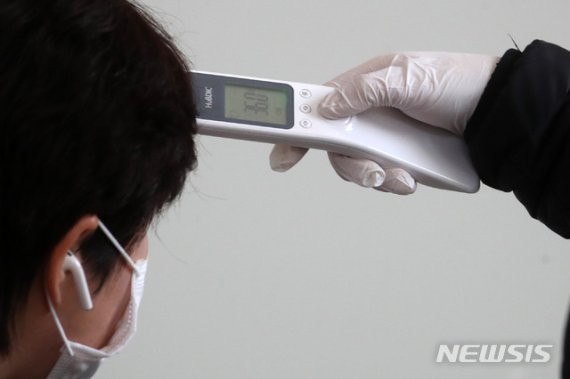 [인천공항=뉴시스] 고범준 기자 = 제21대 국회의원선거(4·15 총선) 사전투표가 실시된 10일 오전 인천국제공항 제1터미널 출국장에 설치된 사전투표소에서 유권자들이 투표 전 체온을 측정하고 있다. 2020.04.10. bjko@newsis.com